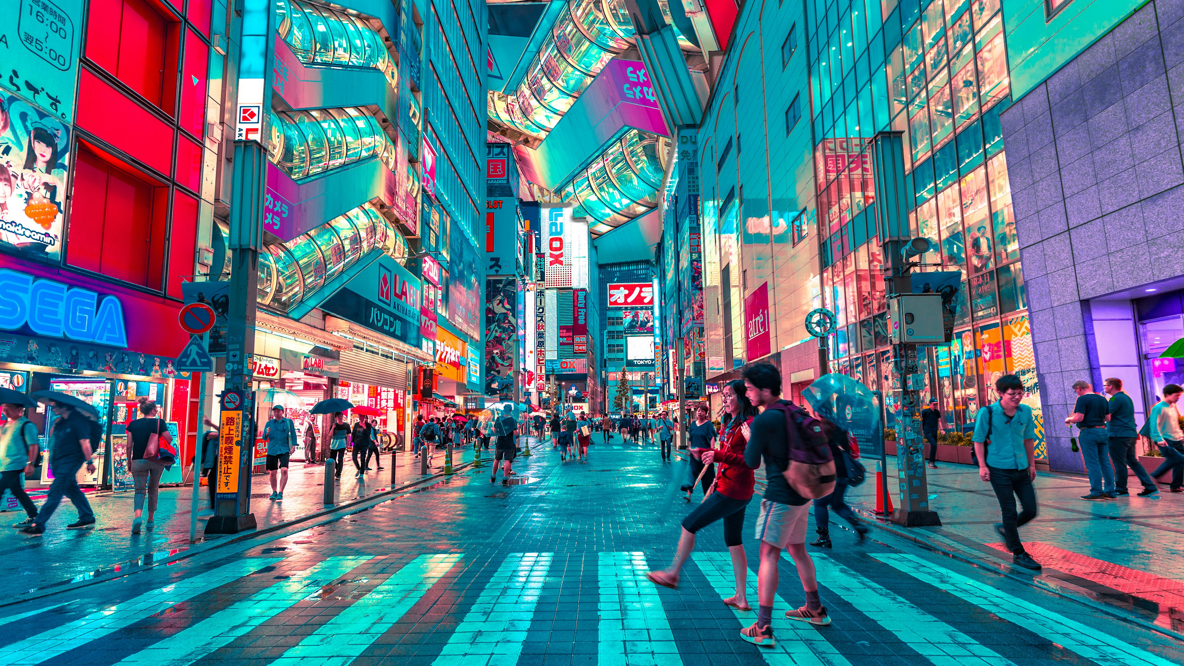 东京街头鲜艳霓虹与雨夜